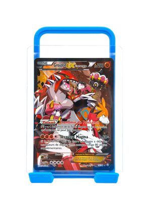 gros plan sur un étui en plastique bleu contenant une carte pokemon