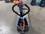 un scooter qui traîne dans le garage