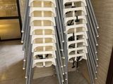 un grand nombre de chaises empilées les unes sur les autres
