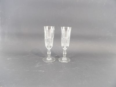 deux verres à vin vides posés sur une table