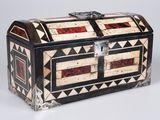 une boîte noire et blanche ornée d'un motif rouge et noir