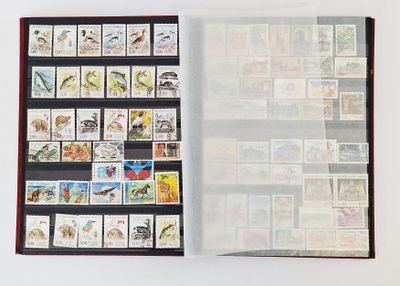 la photo d'un livre avec des timbres