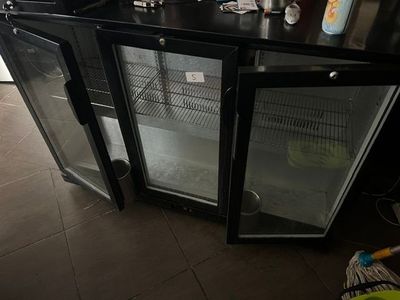 un plan de travail noir avec une porte vitrée dans une cuisine
