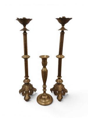 paire de chandeliers anciens en laiton sur fond blanc