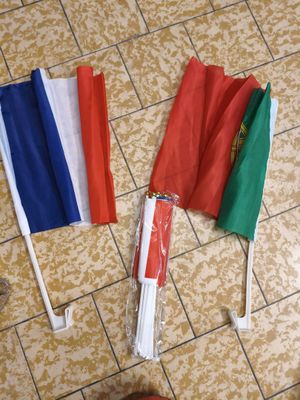 deux drapeaux posés par terre l'un à côté de l'autre