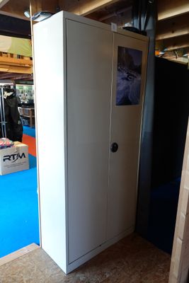 une grande armoire blanche dans une pièce au sol bleu