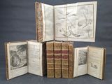 plusieurs vieux livres sont empilés sur une table