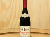 une bouteille de vin posée sur un tonneau