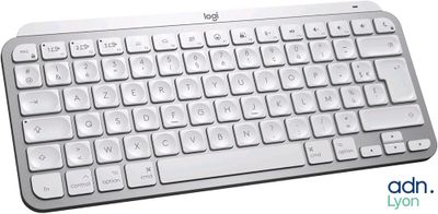un clavier d'ordinateur surmonté d'un clavier blanc