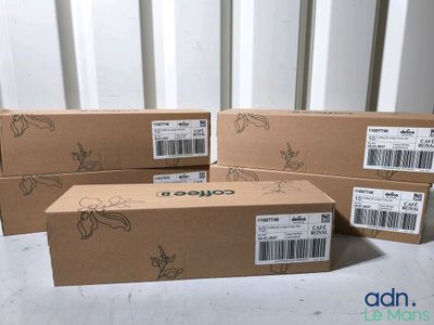 trois piles de boîtes sont empilées les unes sur les autres sur une table