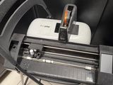une machine posée sur une chaise à côté d'un bureau