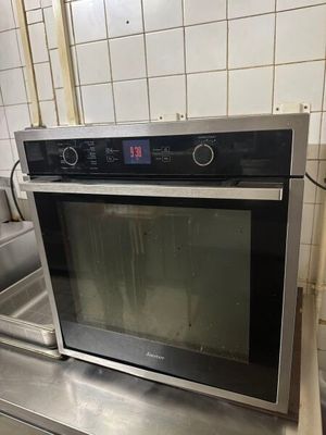 un micro-ondes posé sur le comptoir d'une cuisine