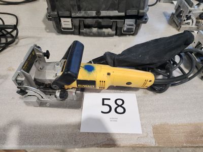 une ponceuse électrique jaune et noire et un panneau noir et blanc
