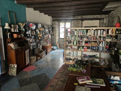 une photo d'une pièce remplie d'objets