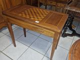 une table sur laquelle se trouve un échiquier, dans une pièce