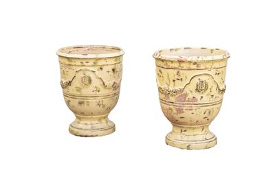 deux vases posés l'un à côté de l'autre sur une surface blanche
