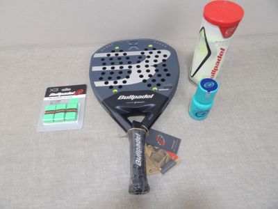 une raquette de tennis, une bouteille d'eau et une carte posées sur une table
