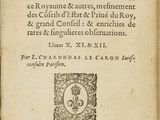 un vieux livre sur lequel figure l'image d'un homme portant une couronne