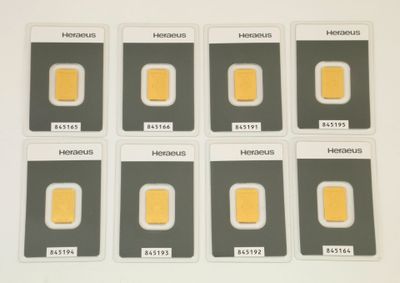 six types différents de cartes SIM sont présentés sur une surface blanche