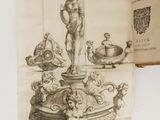 un vieux livre sur lequel est dessiné le dessin d'une statue