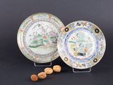 paire d'assiettes chinoises de style « famille » représentant des personnages dans un paysage