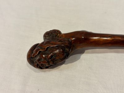 Canne en bois noueux, le pommeau sculpté d'une tête d'arabe …