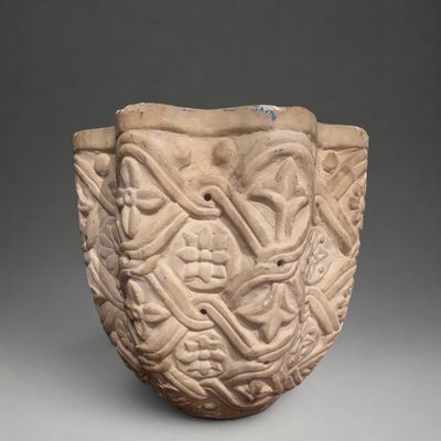 Bénitier roman à décor de rinceaux végétaux, France, XIIe-XI…