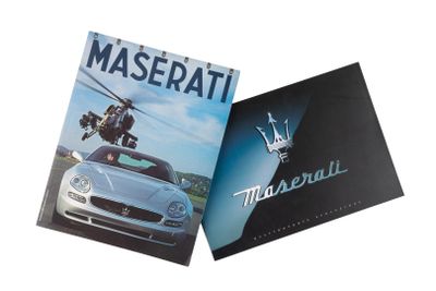 Le livre est ouvert sur une photo d'une Maserati.
