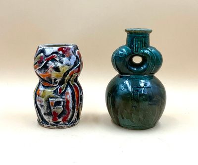 deux vases posés l'un à côté de l'autre sur une table