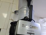 un mixeur posé sur un plan de travail dans une cuisine