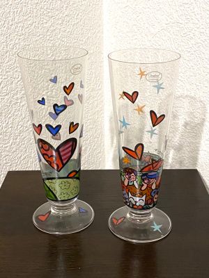 deux verres posés sur une table, décorés de cœurs peints