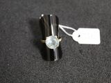 une bague ornée d'un cœur, posée sur une table
