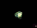 gros plan d'un diamant vert sur une surface noire