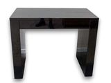 une table noire avec un plateau en verre sur fond blanc