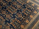 un gros plan d'un tapis bleu posé sur un parquet