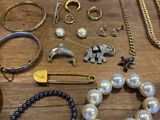 plusieurs types de bijoux sur une table en bois