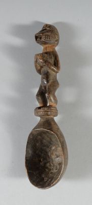 une image représentant une cuillère en bois sur laquelle est représenté un oiseau