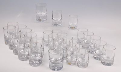 un grand nombre de verres posés sur une table
