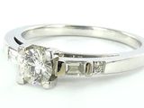 un gros plan d'une bague en diamant sertie de diamants taille baguette