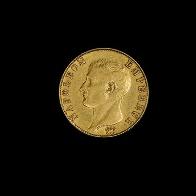 gros plan d'une pièce d'or sur fond noir