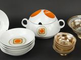 une photo montrant un ensemble d'assiettes et de tasses posées sur une table