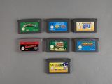 Plusieurs cartouches de jeux Nintendo sont alignées sur une table