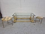 table basse et tabourets en laiton et en verre