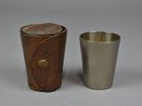 paire de verres à shot en argent et en bois avec étui en cuir