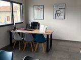 une table et des chaises dans une pièce avec fenêtre