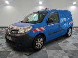 la camionnette bleue est garée sur un sol en damier dans le garage
