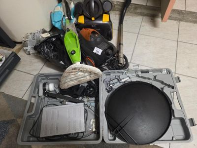 beaucoup d'objets posés sur le sol