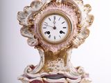 une horloge posée sur une table