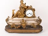 une horloge posée sur une table