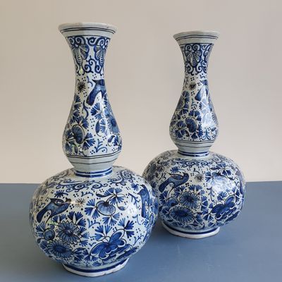 DELFT, XIXème siècle : Paire de vases double gourde en faïence sur tal